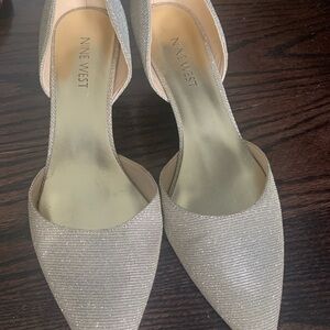 STUNNING PAIR OF LIGHT GOLD SHOES - By Nine West